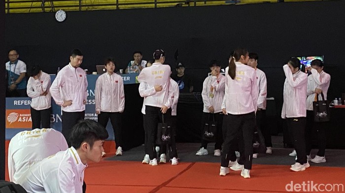 Momen atlet China usai juara di Kejuaraan Bulutangkis Junior Asia 2024 di GOR Among Rogo, Jogja, Selasa (2/7/2024).