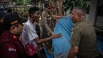 Momen Satpol PP Bongkar Tenda Pengungsi WNA di Depan Gedung UNCHR