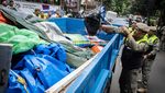 Momen Satpol PP Bongkar Tenda Pengungsi WNA di Depan Gedung UNCHR