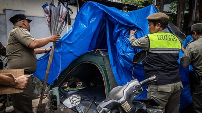 Momen Satpol PP Bongkar Tenda Pengungsi WNA di Depan Gedung UNCHR