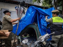 Momen Satpol PP Bongkar Tenda Pengungsi WNA di Depan Gedung UNCHR