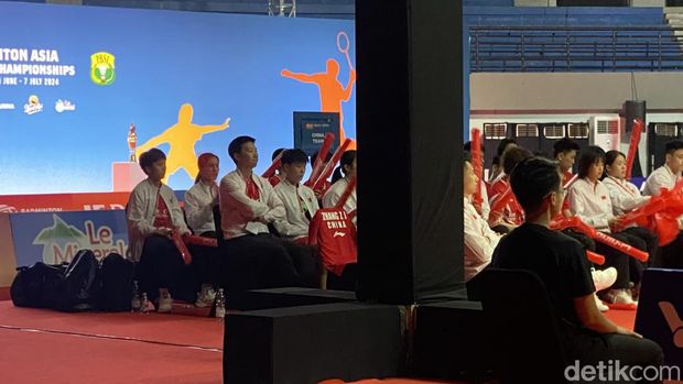 Momen tim China menaruh jersey bertulis nama Zhang Zhi Jie di final Kejuaraan Bulutangkis Asia Junior 2024 di GOR Among Rogo, Jogja, Selasa (2/7/2024).