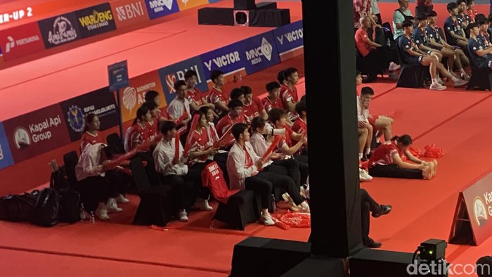 Momen tim China menaruh jersey bertulis nama Zhang Zhi Jie di final Kejuaraan Bulutangkis Asia Junior 2024 di GOR Among Rogo, Jogja, Selasa (2/7/2024).