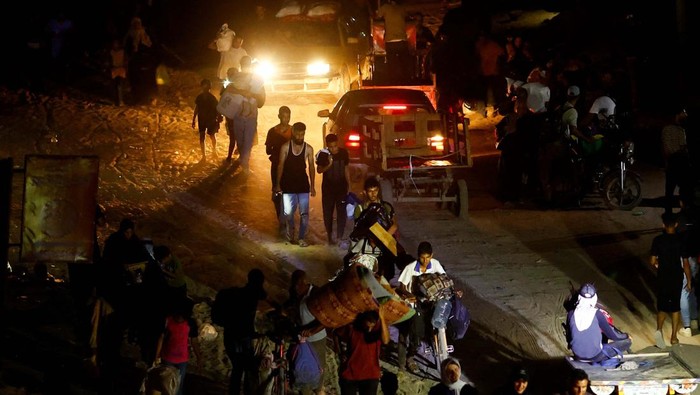 Palestinians, who fled the eastern part of Khan Younis, walk, after they were ordered by Israeli army to evacuate their neighbourhoods, amid Israel-Hamas conflict, in Khan Younis in the southern Gaza Strip July 1, 2024.  REUTERS/Mohammed Salem