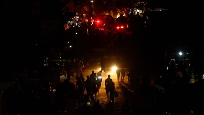 Palestinians, who fled the eastern part of Khan Younis, walk, after they were ordered by Israeli army to evacuate their neighbourhoods, amid Israel-Hamas conflict, in Khan Younis in the southern Gaza Strip July 1, 2024.  REUTERS/Mohammed Salem