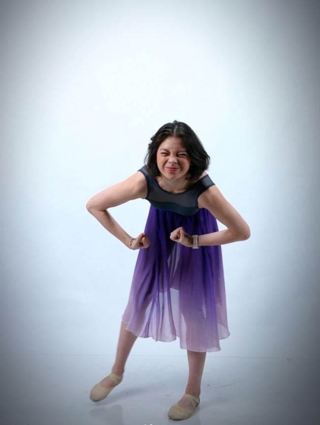 Selain gemar menari ballet, tampaknya putri angkat Deddy itu juga rutin berolahraga. Hal itu terlihat dari tubuh berotot yang dimiliki Nada. Foto: Instagram/@nada_tarina_putri