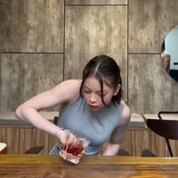 Mengenakan pakaian tanpa lengan, otot di tangan Nada itu tampak jelas terlihat. Tampaknya Nada tak mau kalah dari ayah dan kakak angkatnya, Deddy dan Azka Corbuzier, yang juga memiliki tubuh kekar dan berotot. Foto: Instagram/@nada_tarina_putri