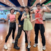 Potret Nada bersama keluarga angkatnya yang yang juga sama-sama memiliki tubuh kekar dan berotot. Terlihat keluarga Deddy Corbuzier itu kompak gemar berolahraga. Foto: Instagram/@nada_tarina_putri