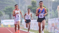 Noveldi berhasil meraih emas dengan catatan waktu 31 menit 01,28 detik.