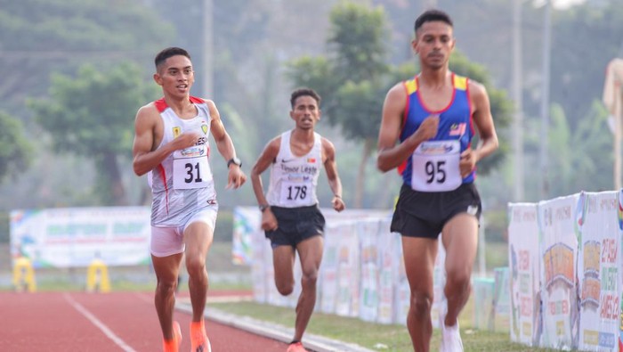 Pelari Indonesia Noveldi Petingko (kiri) beradu cepat dengan pelari dari negara lain pada final 10.000 meter putra ASEAN University Games (AUG) 2024 di Lapangan Atletik UNESA, Surabaya, Jawa Timur, Selasa (2/7/2024). Noveldi berhasil meraih emas dengan catatan waktu 31 menit 01,28 detik. ANTARA FOTO/Rizal Hanafi/foc.