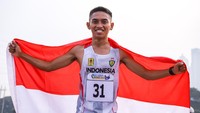 Pelari Indonesia Noveldi Petingko melakukan selebrasi usai berlomba pada final 10.000 meter putra ASEAN University Games (AUG) 2024 di Lapangan Atletik UNESA, Surabaya, Jawa Timur, Selasa (2/7/2024).