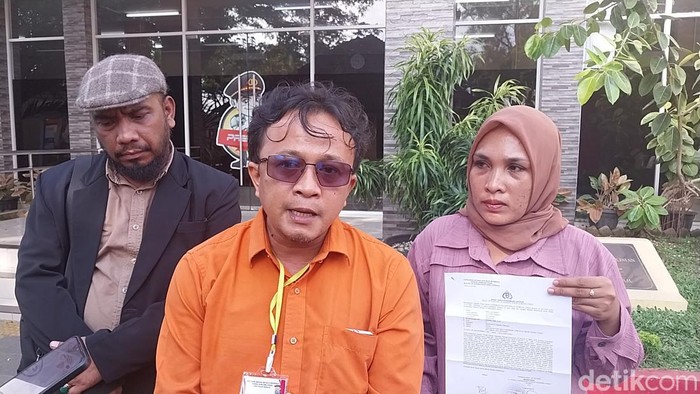 Orang tua AKH saat membuat laporan ke Polda Sumut. (Finta Rahyuni/detikSumut)