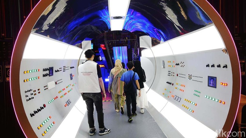 Pengunjung melihat instalasi seni di  Wonderlab Experience yang berlangsung di Mall Grand Indonesia, Jakarta, Selasa (2/7/2024). Wonderlab Experience persembahan dari Genexys World ini berlangsung hingga 21 Juli 2024.