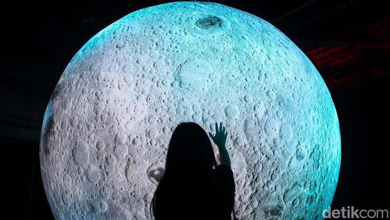 Pengunjung melihat instalasi seni di  Wonderlab Experience yang berlangsung di Mall Grand Indonesia, Jakarta, Selasa (2/7/2024). Wonderlab Experience persembahan dari Genexys World ini berlangsung hingga 21 Juli 2024.