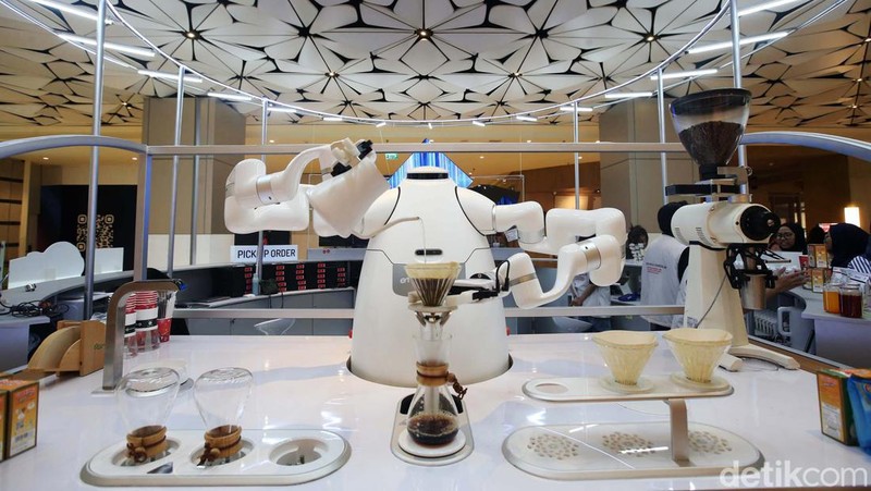 Pengunjung melihat instalasi seni di  Wonderlab Experience yang berlangsung di Mall Grand Indonesia, Jakarta, Selasa (2/7/2024). Wonderlab Experience persembahan dari Genexys World ini berlangsung hingga 21 Juli 2024.