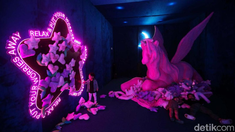 Pengunjung melihat instalasi seni di  Wonderlab Experience yang berlangsung di Mall Grand Indonesia, Jakarta, Selasa (2/7/2024). Wonderlab Experience persembahan dari Genexys World ini berlangsung hingga 21 Juli 2024.