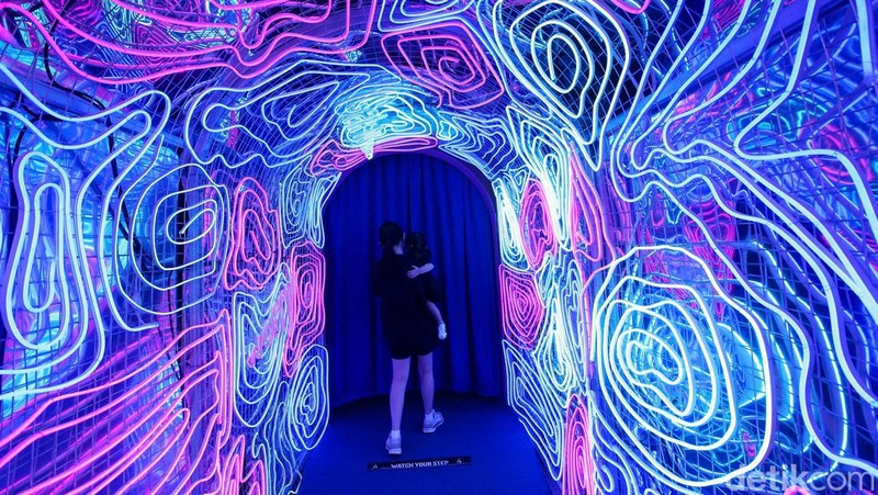 Pengunjung melihat instalasi seni di  Wonderlab Experience yang berlangsung di Mall Grand Indonesia, Jakarta, Selasa (2/7/2024). Wonderlab Experience persembahan dari Genexys World ini berlangsung hingga 21 Juli 2024.