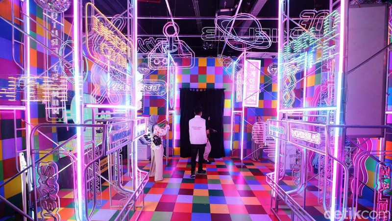 Pengunjung melihat instalasi seni di  Wonderlab Experience yang berlangsung di Mall Grand Indonesia, Jakarta, Selasa (2/7/2024). Wonderlab Experience persembahan dari Genexys World ini berlangsung hingga 21 Juli 2024.