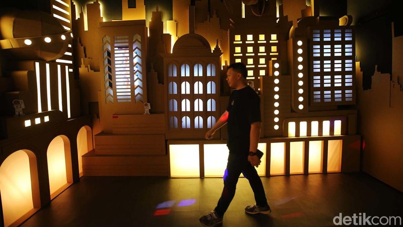 Pengunjung melihat instalasi seni di  Wonderlab Experience yang berlangsung di Mall Grand Indonesia, Jakarta, Selasa (2/7/2024). Wonderlab Experience persembahan dari Genexys World ini berlangsung hingga 21 Juli 2024.