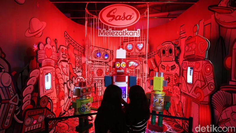 Pengunjung melihat instalasi seni di  Wonderlab Experience yang berlangsung di Mall Grand Indonesia, Jakarta, Selasa (2/7/2024). Wonderlab Experience persembahan dari Genexys World ini berlangsung hingga 21 Juli 2024.