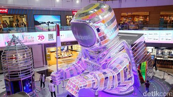 Patung astronaut raksasa setinggi 8 meter turut memeriahkan Pameran Wonderlab Experience.