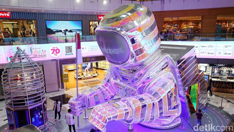 Pengunjung melihat instalasi seni di  Wonderlab Experience yang berlangsung di Mall Grand Indonesia, Jakarta, Selasa (2/7/2024). Wonderlab Experience persembahan dari Genexys World ini berlangsung hingga 21 Juli 2024.