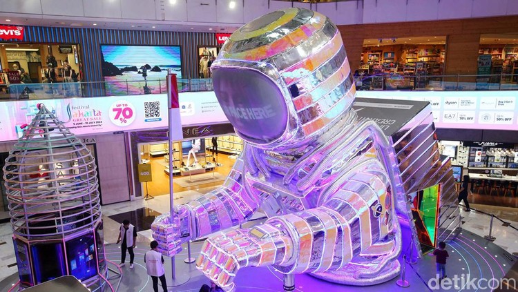 Pameran Teknologi Bertajuk Wonderlab Experience Pengunjung melihat instalasi seni di Wonderlab Experience yang berlangsung di Mall Grand Indonesia, Jakarta, Selasa (2/7/2024). Wonderlab Experience persembahan dari Genexys World ini berlangsung hingga 21 Juli 2024.
