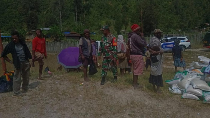 1.883 warga asal Kabupaten Paniai, Papua Tengah, yang mengungsi akibat teror KKB sudah kembali ke rumah setelah delapan hari di lokasi pengungsian.