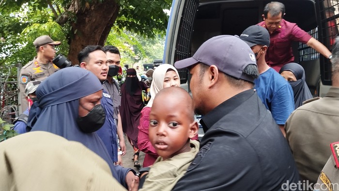Para pencari suaka dari luar negeri melihat tenda-tendanya digusur Satpol PP, di belakang kantor UNHCR Indonesia, Jaksel, 2 Juli 2024. (Maulana Ilhami Fawdi/detikcom)