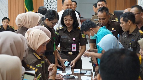 Pegawai dan jaksa di Kejati NTB menjalani tes urine, Selasa (2/7/2024).