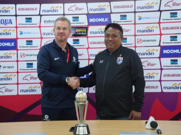 Pelatih Timnas Australia U-16 Bradley John Maloney (kiri) dan pelatih Timnas Thailand U-16 Jadet Meelarp saat konferensi pers jelang final Piala AFF U-16 2024 di Stadion Manahan, Solo, Selasa (2/7/2024).