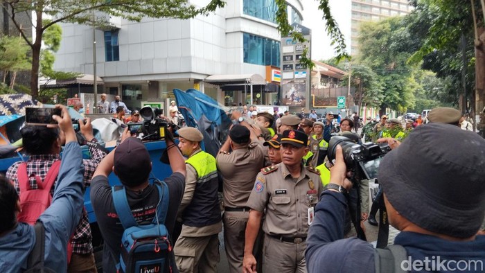 Pembongkaran tenda pengungsi WNA di Kuningan, Jakse. (Maulana Ilhami Fawdi/detikcom)