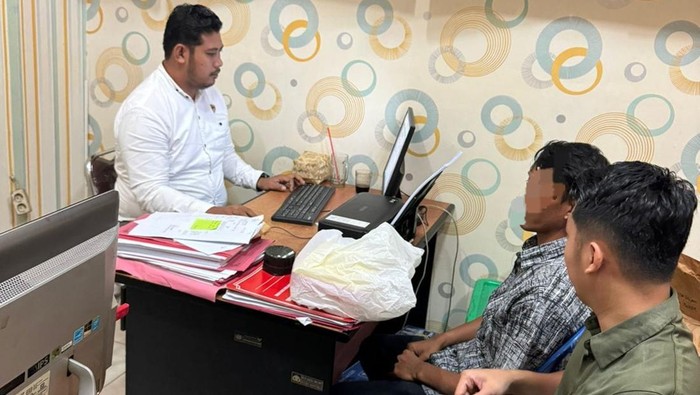 Polisi menginterogasi tersangka pemerkosaan terhadap tetangganya yang masih SMP di kantor Sat Reskrim Polresta Banyumas, Selasa (2/7/2024).