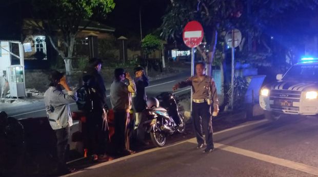 Pemotor lawan arah dihukum hormat ke arah rambu setop di Kota Batu.