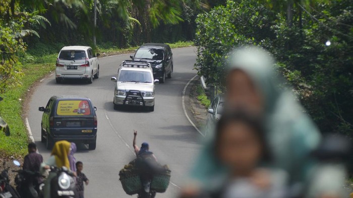 Pemprov Sumbar Larang Kendaraan Sumbu Tiga Melintasi Jalur Alternatif Padang-Bukittinggi Sejumlah kendaraan melintas di jalur alternatif Padang - Bukittinggi melalui Malalak di Nagari Tandikek, Padang Pariaman, Sumatera Barat, Selasa (2/7/2024). Pemprov Sumbar melarang kendaraan dengan sumbu tiga atau lebih melewati jalur alternatif itu kecuali bagi pengangkut BBM dan gas elpiji Pertamina hingga dibukanya ruas jalan utama Lembah Anai pada 21 Juli 2024 untuk menghindari kemacetan dan kerusakan jalan tersebut. ANTARA FOTO/Iggoy el Fitra/nym.