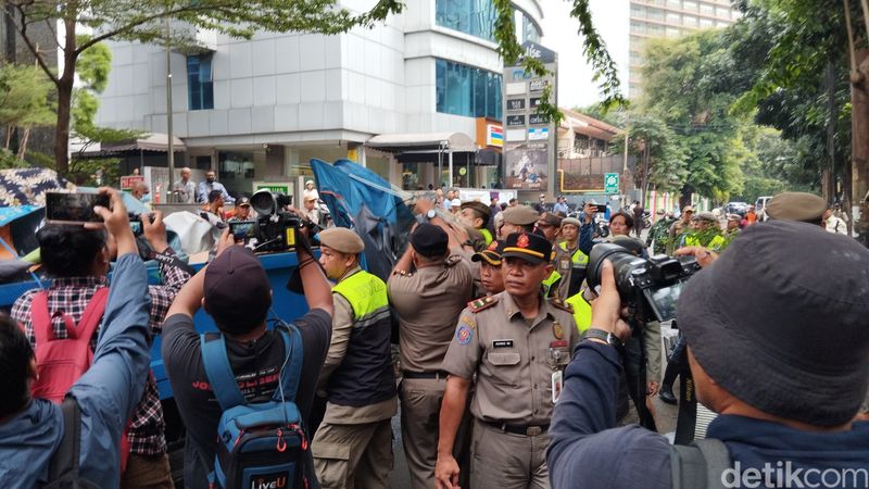 Penertiban tenda-tenda pencari suaka ke belakang kantor UNHCR, Setiabudi, Jaksel, 2 Juli 2024. (Maulana Ilhami Fawdi/detikcom)