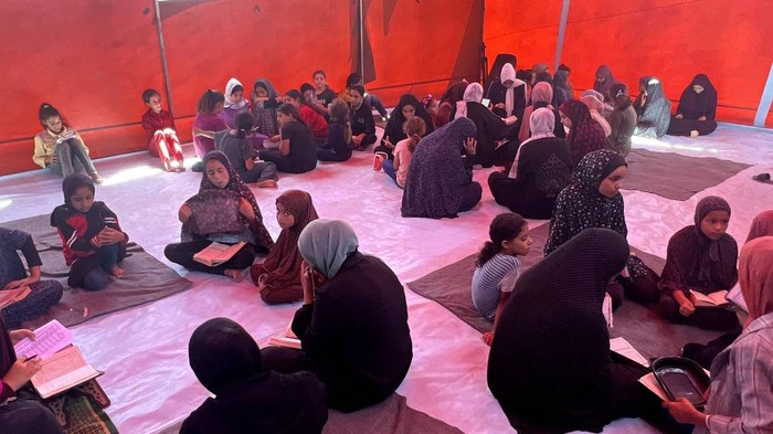 Perempuan Gaza sedang mengaji Al-Quran di masjid tenda.