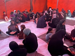 Saat Masjid Tenda Jadi Saksi Bisu Teguhnya Keimanan Perempuan Gaza