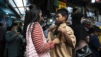 Menurut pedagang menjelang tahun ajaran baru 2024/2025 yang akan dimulai pada Senin (8/7), penjualan seragam sekolah mengalami peningkatan hingga lima kali lipat dibanding hari biasa. Menurut pedagang menjelang tahun ajaran baru 2024/2025 yang akan dimulai pada Senin (8/7), penjualan seragam sekolah mengalami peningkatan hingga lima kali lipat dibanding hari biasa.
