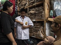 Penjual Seragam Sekolah Diserbu Jelang Tahun Ajaran Baru