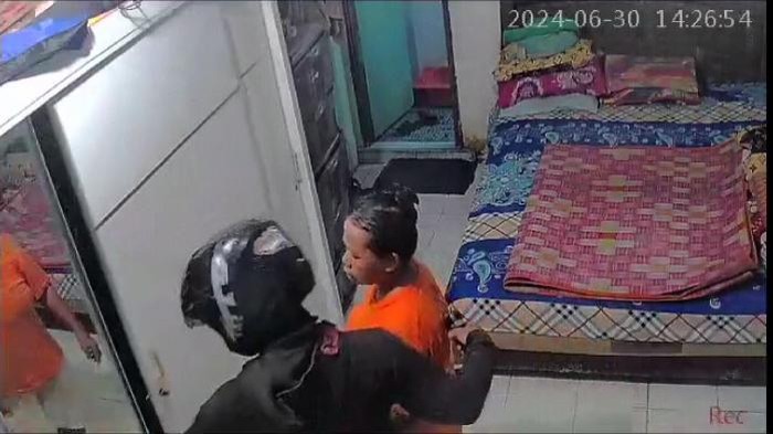 Video perampokan rumah di Palembang yang diduga menggunakan Senjata Api (Senpi) viral. Perampok awalnya pura-pura numpang berteduh.
