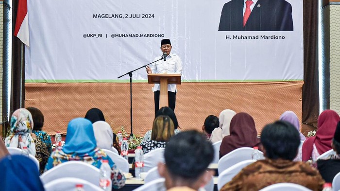 Utusan Khusus Presiden Republik Indonesia Bidang Kerja Sama Pengentasan Kemiskinan dan Ketahanan Pangan Muhamad Mardiono berdiskusi dengan ratusan pelaku Usaha Mikro Kecil dan Menengah (UMKM) serta memborong produk para pelaku UMKM dalam acara Focus Group Discussion (FGD), di Hotel Atria, Magelang, Jawa Tengah, Selasa (02/07/2024).