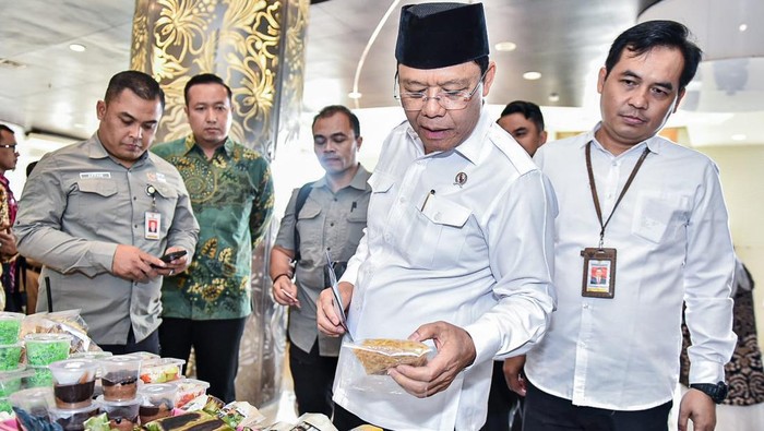 Peran UMKM dalam Perekonomian Indonesia Utusan Khusus Presiden Republik Indonesia Bidang Kerja Sama Pengentasan Kemiskinan dan Ketahanan Pangan Muhamad Mardiono berdiskusi dengan ratusan pelaku Usaha Mikro Kecil dan Menengah (UMKM) serta memborong produk para pelaku UMKM dalam acara Focus Group Discussion (FGD), di Hotel Atria, Magelang, Jawa Tengah, Selasa (02/07/2024).