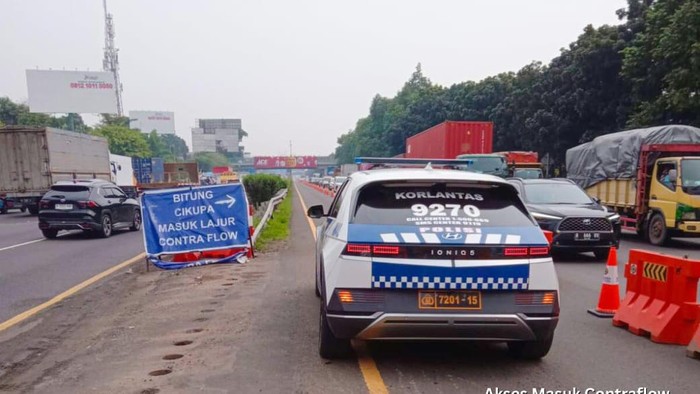 Petugas memberlakukan contraflow di KM 12+600 Tol Jakarta-Tangerang arah Merak, Selasa (2/7/2024) siang ini.