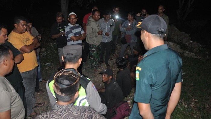 Petugas Satpol PP dan WH Aceh Besar menertibkan enam anak punk asal Palembang  yang buka lapak pengemis di daerah tersebut. (Foto: Foto: dok Satpol PP-WH Aceh Besar)