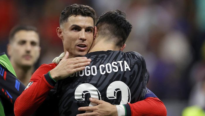 FRANKFURT, GERMANY - JULY 1: (L-R) Cristiano Ronaldo of Portugal, Diogo Costa of Portugal celebrating the victroy  during the  EURO match between Portugal  v Slovenia at the Frankfurt arena on July 1, 2024 in Frankfurt Germany (Photo by Eric Verhoeven/Soccrates/Getty Images)