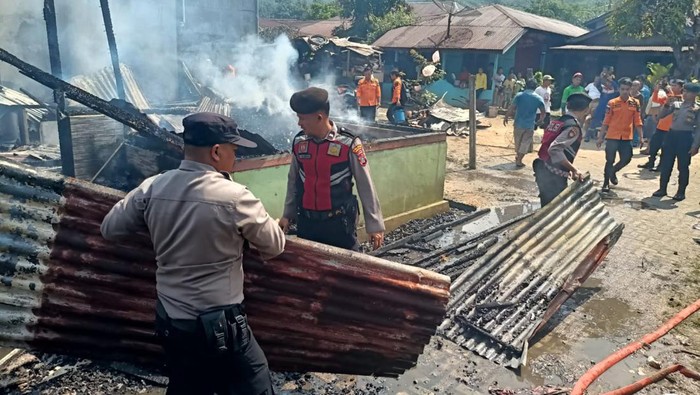 Pihak kepolisian saat meninjau lokasi kebakaran. (Foto: Dok. Polres Tapteng)