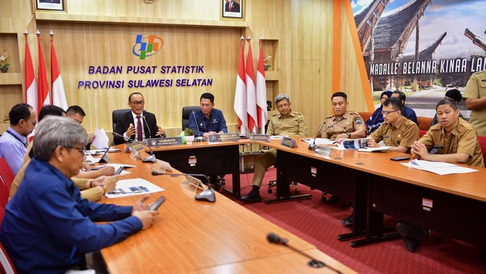 Pj Gubernur Sulsel Zudan Arif Fakrulloh saat berkunjung ke kantor BPS Sulsel.