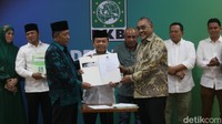 PKB memperlihatkan surat rekomendasi tersebut secara simbolis.