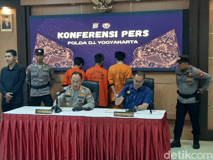 Polda DIY merilis tiga tersangka dalam kasus judi online yang melibatkan influencer, Selasa (2/7/2024).